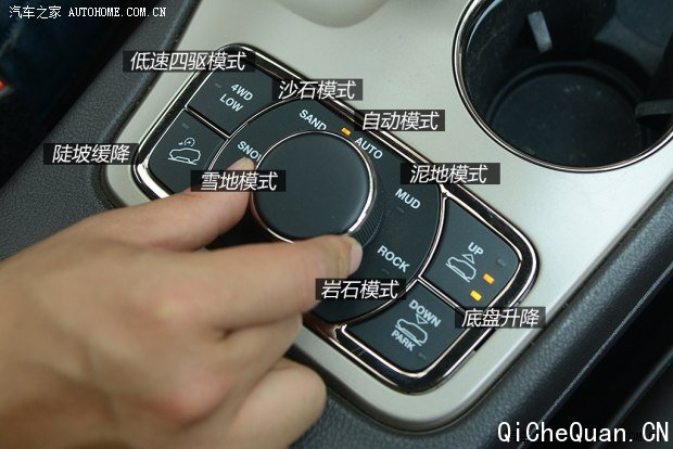 此次上市的两款车型，一款是3.0L旗舰尊悦版，而另外一款车型则是搭载了一台3.0L柴油发动机的舒享导航版，这也是Jeep品牌首次向中国市场引进柴油车型。