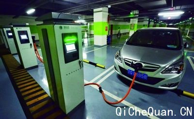 王府井附近的霞公府地下停车场内,一辆电动汽车正在充电桩前充电    摄/法制晚报记者 郭谦