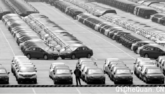 12日，中汽协公布数据显示，4月汽车经销商库存预警指数为60.5%，这已是该指数连续第7个月处于50%的警戒线之上。 东方IC图