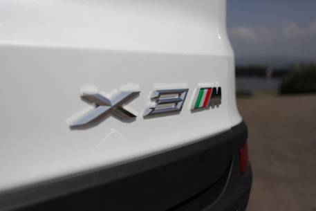 尾部X3字样